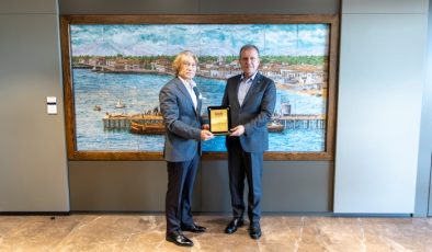 Başkan Seçer’e “EMITT 2026 En Başarılı Ekip Çalışması” plaketi verildi