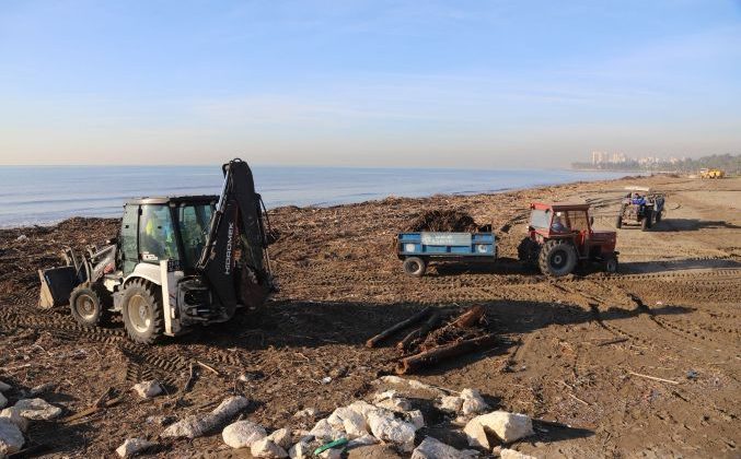 Akdeniz Belediyesi selin izlerini temizliyor