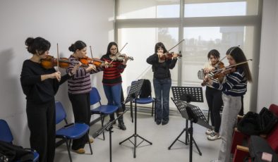 Büyükşehir’in ücretsiz Enstrüman Kurslarında yetenekler keşfediliyor