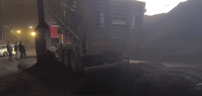 Kömür yüklü tırın dorsesinde gizlenmiş binlerce kaçak ürün yakalandı