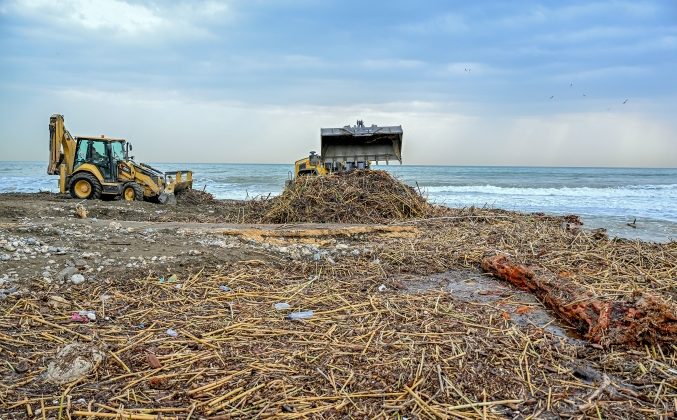 Mersin sahillerinde kıyıya vuran atıklar temizleniyor