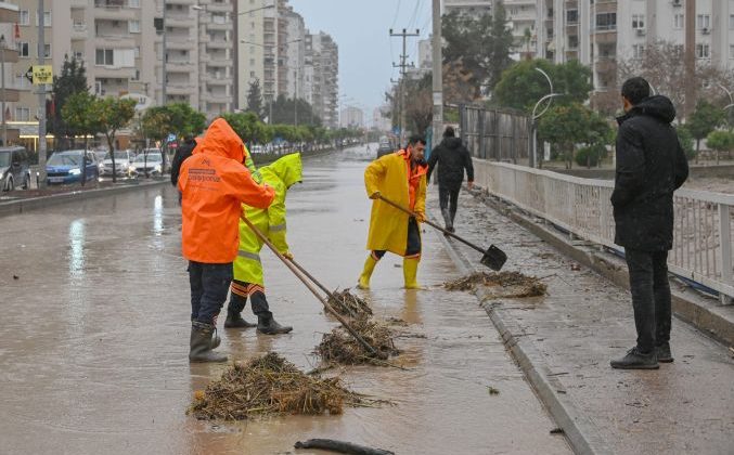 Mersin’de selin yarattığı tahribat ve izler temizleniyor