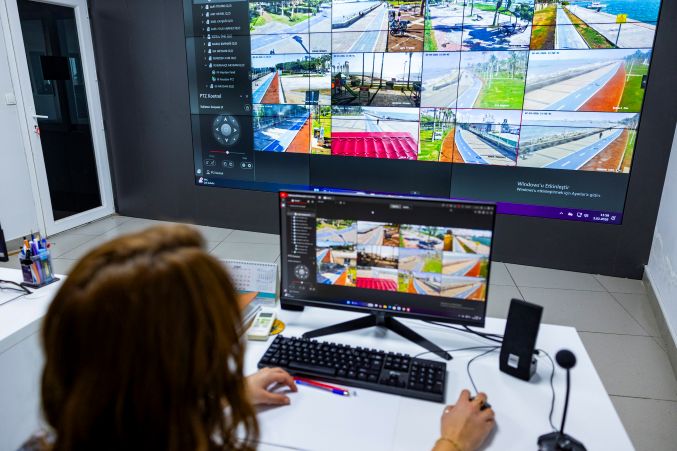 Sahil bandını 20 kamera ile anlık olarak izliyor