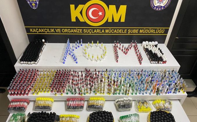 Mersin KOM Polisi bir depoda saklanan tonlarca kaçak alkol yakaladı, bir kişi tutuklandı