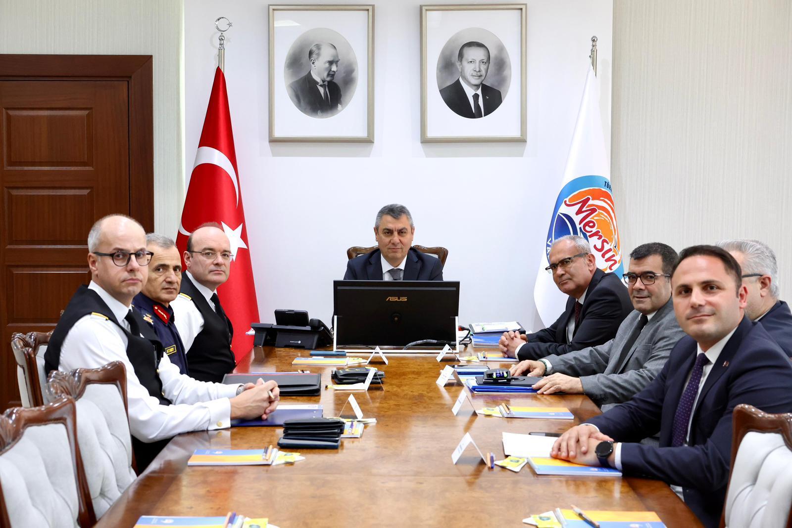 Vali Toros’un kararlı duruşu güven vermeye devam ediyor; 865 şahıs yakalandı