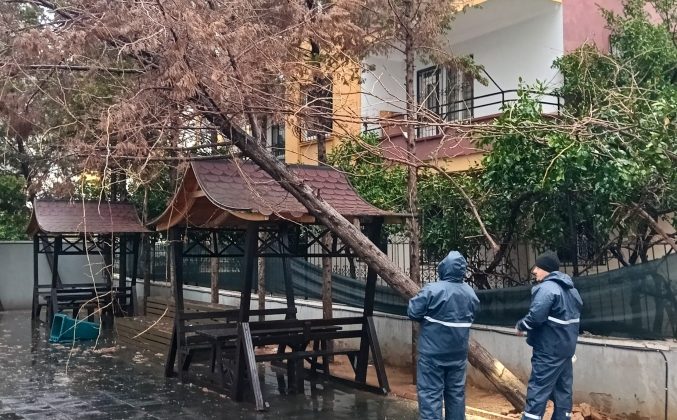 Yenişehir Belediyesi fırtınaya karşı seferber oldu!