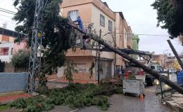 Akdeniz Belediyesi yağışla mücadelesini gün boyu sürdürdü