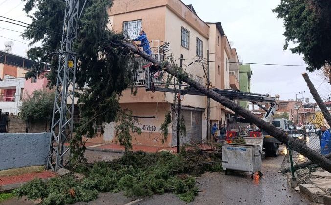 Akdeniz Belediyesi yağışla mücadelesini gün boyu sürdürdü
