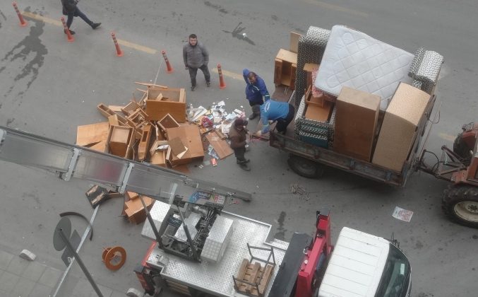 Akdeniz’de halk sağlığını tehdit eden ‘Çöp Ev’ belediye ekiplerince boşaltıldı