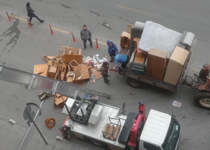 Akdeniz’de halk sağlığını tehdit eden ‘Çöp Ev’ belediye ekiplerince boşaltıldı