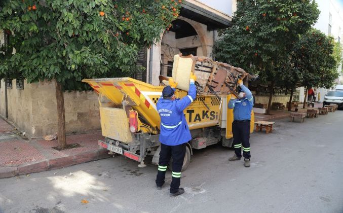 Akdeniz’de çöp taksilerle şehir merkezinde ani biriken çöplere acil çözüm