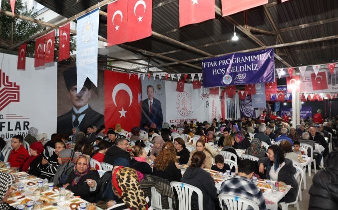 Akdeniz’de yüzlerce vatandaşın katılımıyla ilk iftar yapıldı