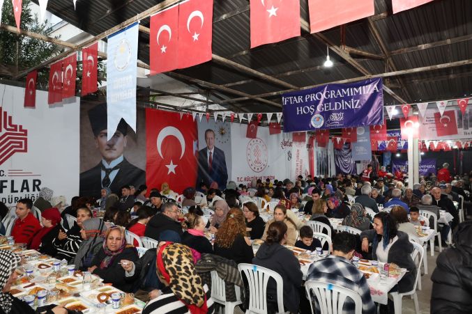 Akdeniz’de yüzlerce vatandaşın katılımıyla ilk iftar yapıldı