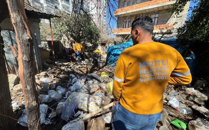 Mezitli’de çöp ev operasyonu: 4 kamyon, 10 ton atık çıkarıldı