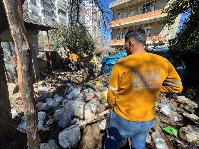 Mezitli’de çöp ev operasyonu: 4 kamyon, 10 ton atık çıkarıldı