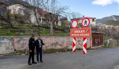Başkan Tuncer, Mezitli’de ki heyelan bölgesinde