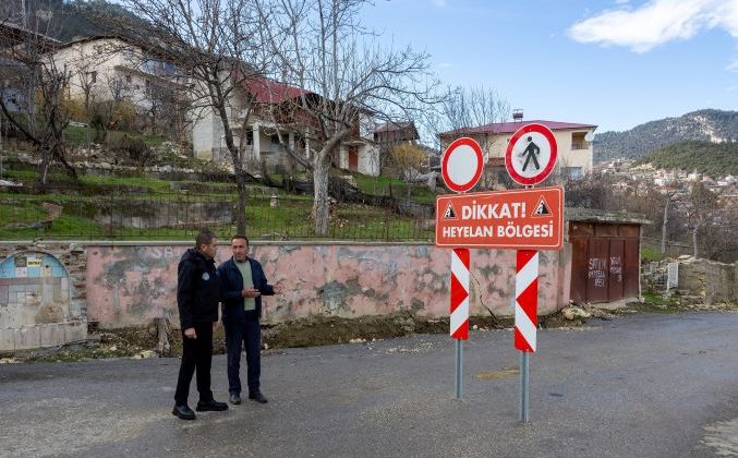 Başkan Tuncer, Mezitli’de ki heyelan bölgesinde