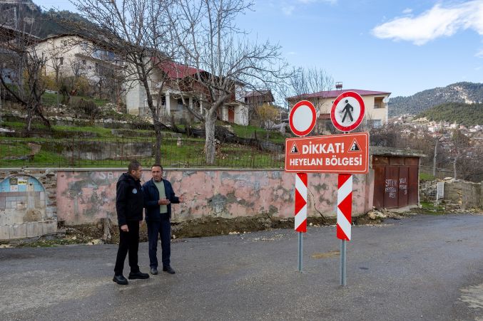 Başkan Tuncer, Mezitli’de ki heyelan bölgesinde