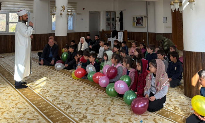 Anamur’da çocuklar camide buluştu: Milli ve manevi değerler yerinde öğreniliyor