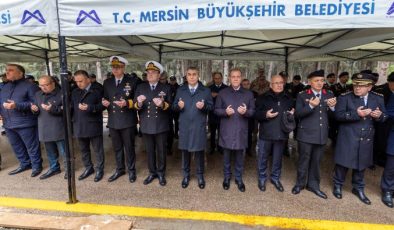 Başkan Seçer, Bayram arifesinde şehitliği ziyaret etti ve kent protokolü ile bayramlaştı