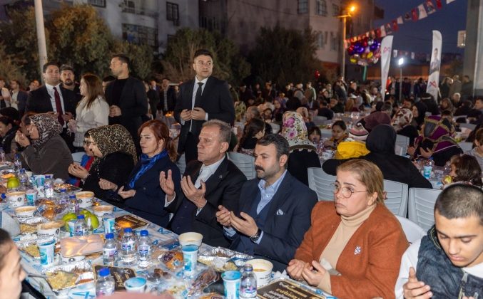 Akdeniz halkı ile buluşan Başkan Seçer: Bu sofralar milletin sofrası