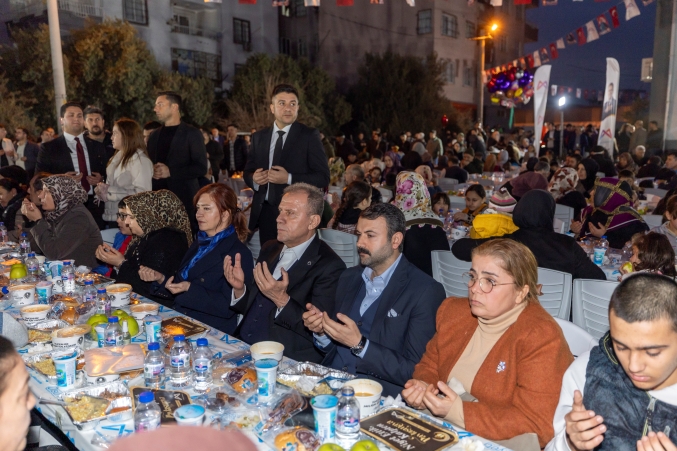 Akdeniz halkı ile buluşan Başkan Seçer: Bu sofralar milletin sofrası