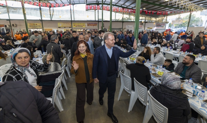 Başkan Seçer ve Meral Seçer Tarsuslularla iftar sofrasında buluştu