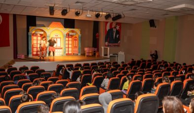 Çocuklar Tiyatro’dan Kütüphane’ye uzanan güzel bir gün geçirdi