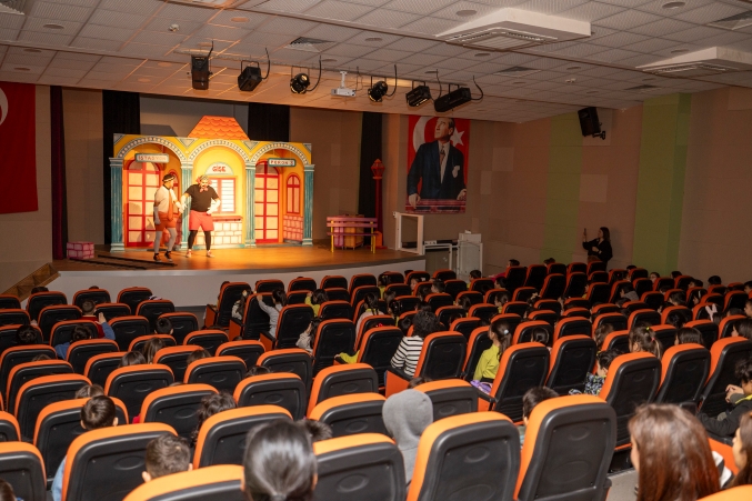 Çocuklar Tiyatro’dan Kütüphane’ye uzanan güzel bir gün geçirdi