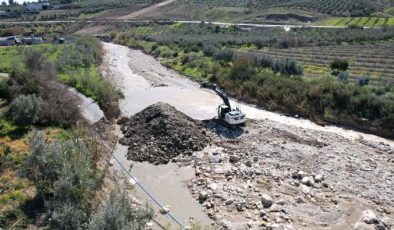 Akdeniz Belediyesinden taşkın riskini önlemek için koruma çalışmaları