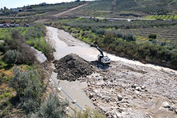 Akdeniz Belediyesinden taşkın riskini önlemek için koruma çalışmaları