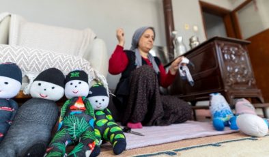 Mersin’de evler atölyeye dönüştü: Kadınlar çoraptan oyuncak yapıyor