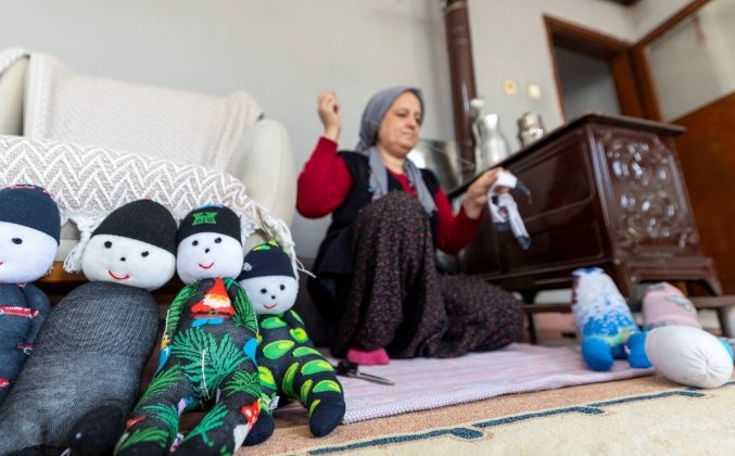 Mersin’de evler atölyeye dönüştü: Kadınlar çoraptan oyuncak yapıyor