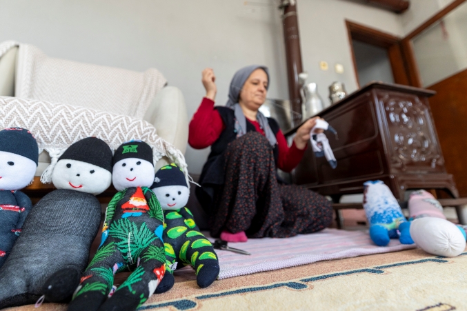 Mersin’de evler atölyeye dönüştü: Kadınlar çoraptan oyuncak yapıyor