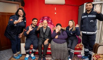 Büyükşehir bayram sevincini yaş almış yurttaşların evlerine taşıdı