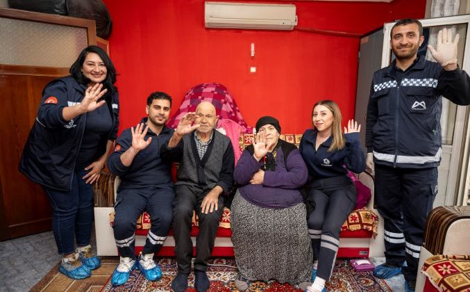 Büyükşehir bayram sevincini yaş almış yurttaşların evlerine taşıdı