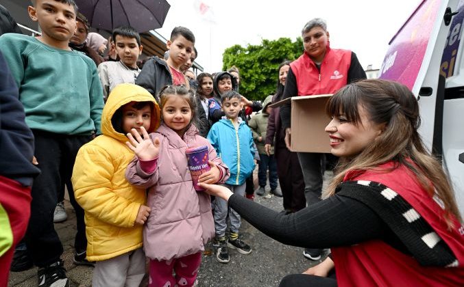 Mersin Büyükşehir’den 13 ilçede 60 bin çocuğa bayram hediyesi