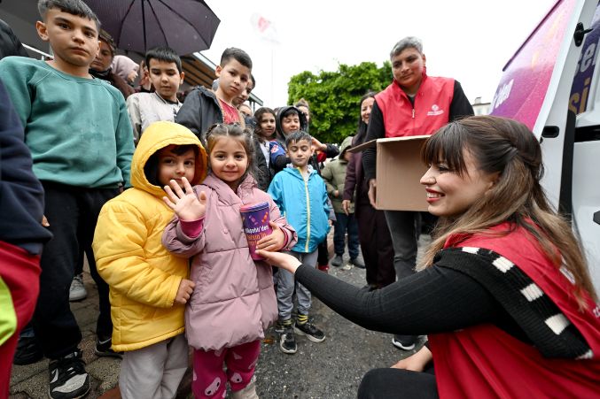 Mersin Büyükşehir’den 13 ilçede 60 bin çocuğa bayram hediyesi