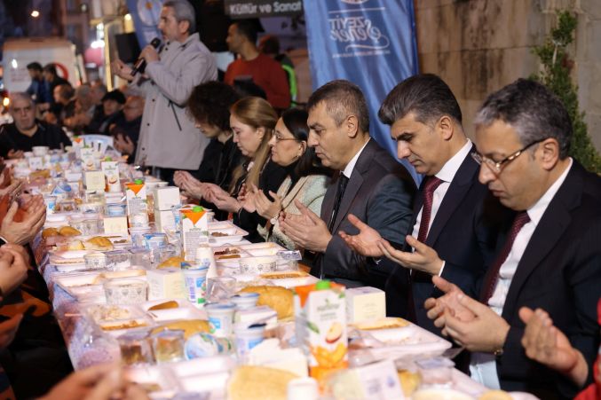 Mersin protokolü Akdeniz’de vatandaşlarla iftarda buluştu