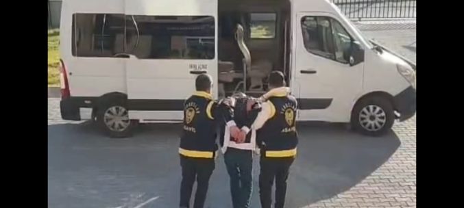 Mersin’de banka şubesini satırla gaspa kalkan maskeli şüpheli yakalandı