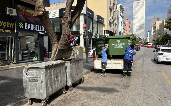 Mersin’in kent merkezinde çöp konteynerleri yenileniyor
