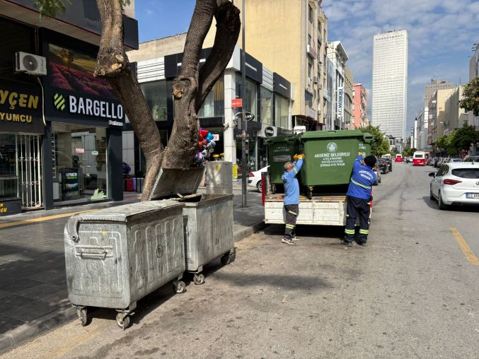 Mersin’in kent merkezinde çöp konteynerleri yenileniyor